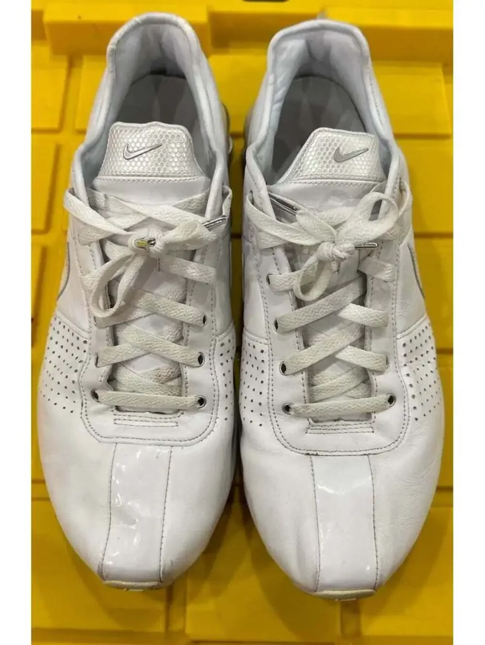 Nike shox shoes white with grey size 11.5